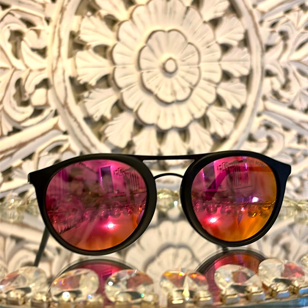 Henri Bendel sunglasses with case